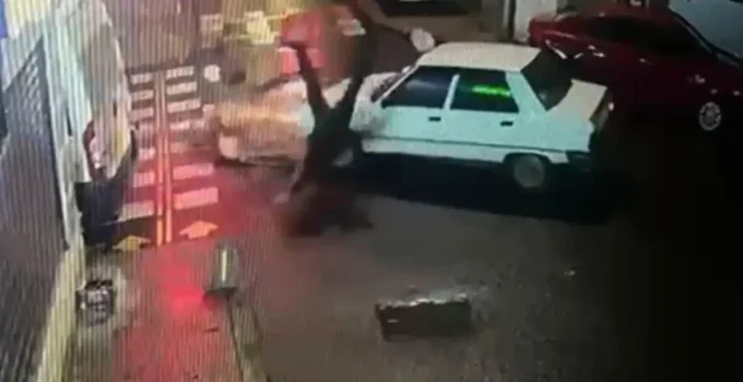 Kazadan sonra yerde yatan sürücüyü kontrol edip olay yerinden kaçtı; o anlar kamerada