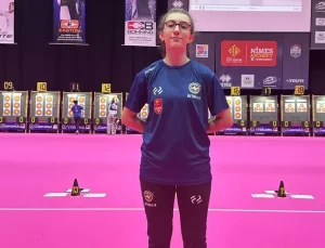 Kendinden büyük rakiplerini deviren 12 yaşındaki Burcu Öncel, dünya dördüncüsü oldu