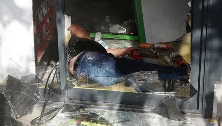 Kendini kilitlediği iş yerini ateşe verdi, dumandan etkilenerek bayıldı