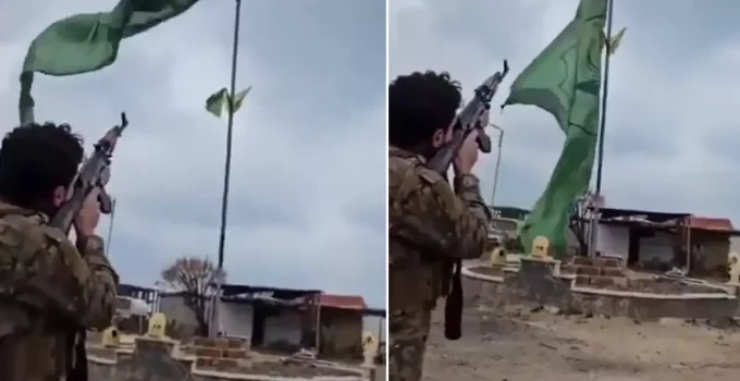 Komşuda tarihi an! Terör örgütünün sözde bayrağını silahla vurarak düşürdü