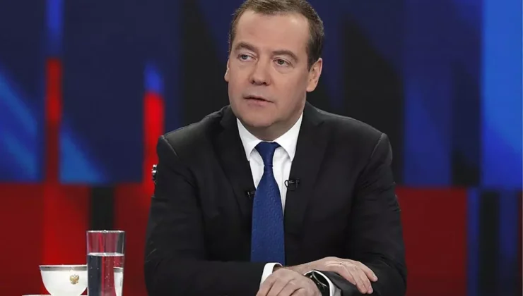 Medvedev’den Macron’a ironik yanıt: Korkudan Grönland’dan vazgeçecekler