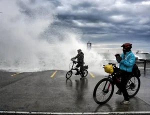 Megakentte lodos esareti! Dev dalgalar sahilleri dövdü