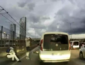 Motosiklete çarpan sürücünün yaptığı ilk hareket "pes" dedirtti