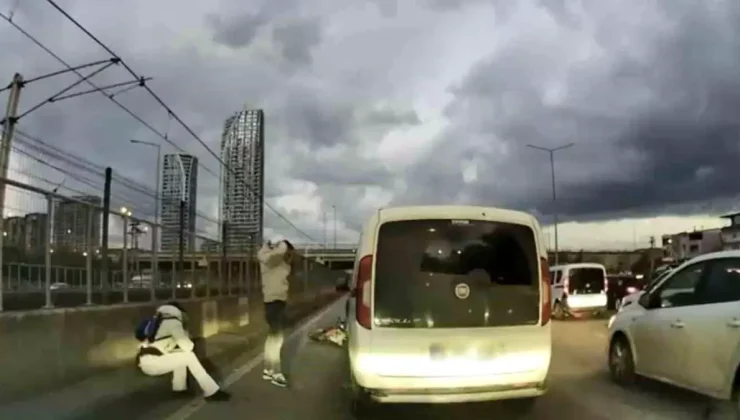 Motosiklete çarpan sürücünün yaptığı ilk hareket "pes" dedirtti