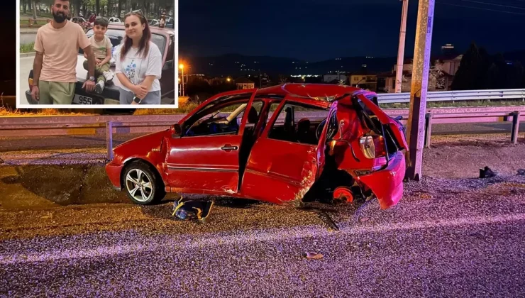 Otomobil aydınlatma direğine çarptı: Baba ile oğlu öldü, anne ağır yaralı