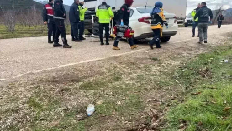 Otomobil park halindeki kamyona çarptı! Bilanço ağır