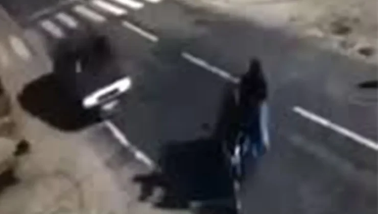 Otomobilin çarptığı üçtekerdeki anne ölürken, oğlu ağır yaralandı