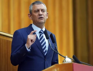 Özgür Özel, Cumhurbaşkanı Erdoğan’ı hedef alan Yunan gazeteciye sert tepki gösterdi