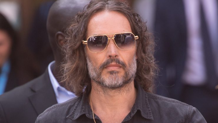 Russell Brand, iki ayrı cinsel suçlamadan kefaletle kurtuldu