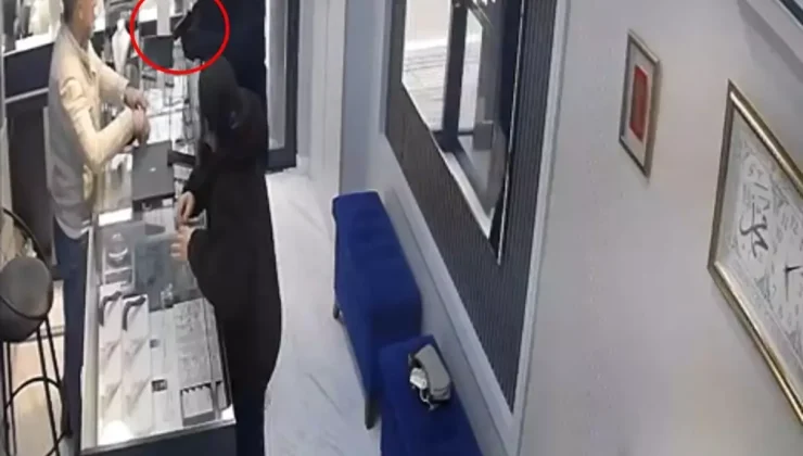 Silahla soymaya geldiği kuyumcu azarlayınca kaçtı; o anlar kamerada