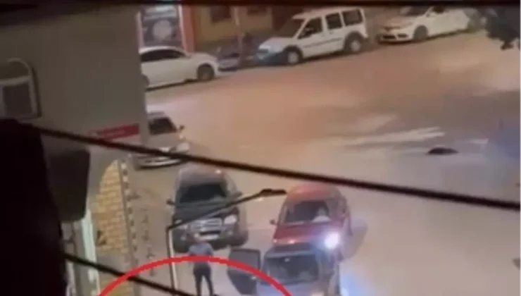 Tartıştığı ağabeyini sokak ortasında bıçakladı; o anlar kamerada