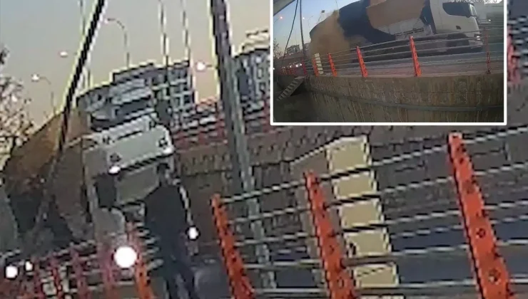 TIR’dan düşen saman balyalarının altında kalmaktan son anda kurtuldu