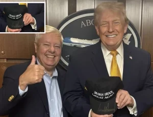 Trump’ın elinde tuttuğu şapkadaki "İran" detayı çok şey anlatıyor