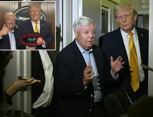 Trump’ın elindeki şapkada yer alan yazı ABD’yi karıştırdı: Tehlikeli bir provokasyon