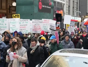 Venezuela saldırısı Trump’a pahalıya patladı! Kendi ülkesinde de binler yürüdü