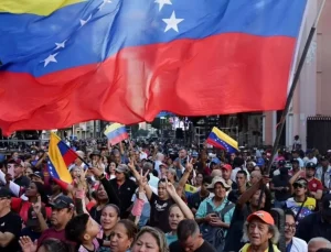 Venezuela’da binlerce kişi Maduro’ya destek için yürüdü! ABD’ye tepki gösterdiler