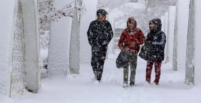 Yağışlı hava ülkeyi esir aldı! Çok sayıda kentte eğitime kar arası