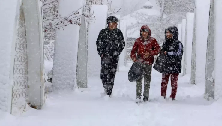 Yağışlı hava ülkeyi esir aldı! Çok sayıda kentte eğitime kar arası