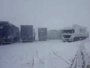 Yoğun kar yağışı! 3 ilin birbiriyle bağlantısı kesildi